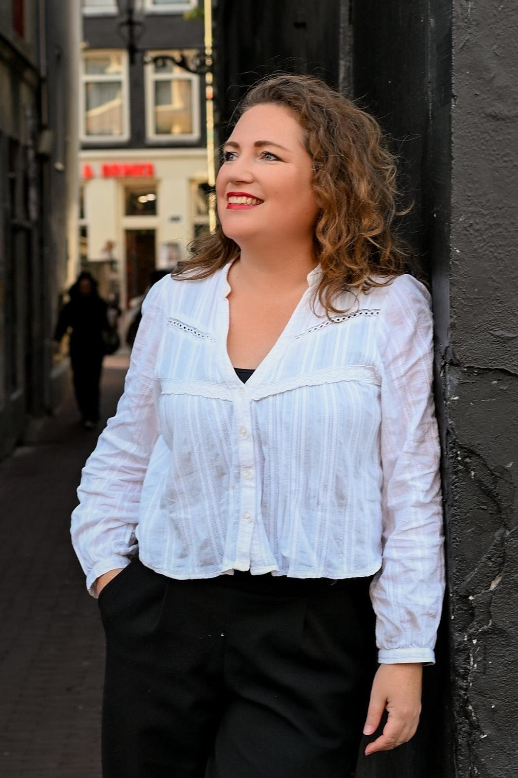 Maartje Schenkels in een Amsterdamse steeg