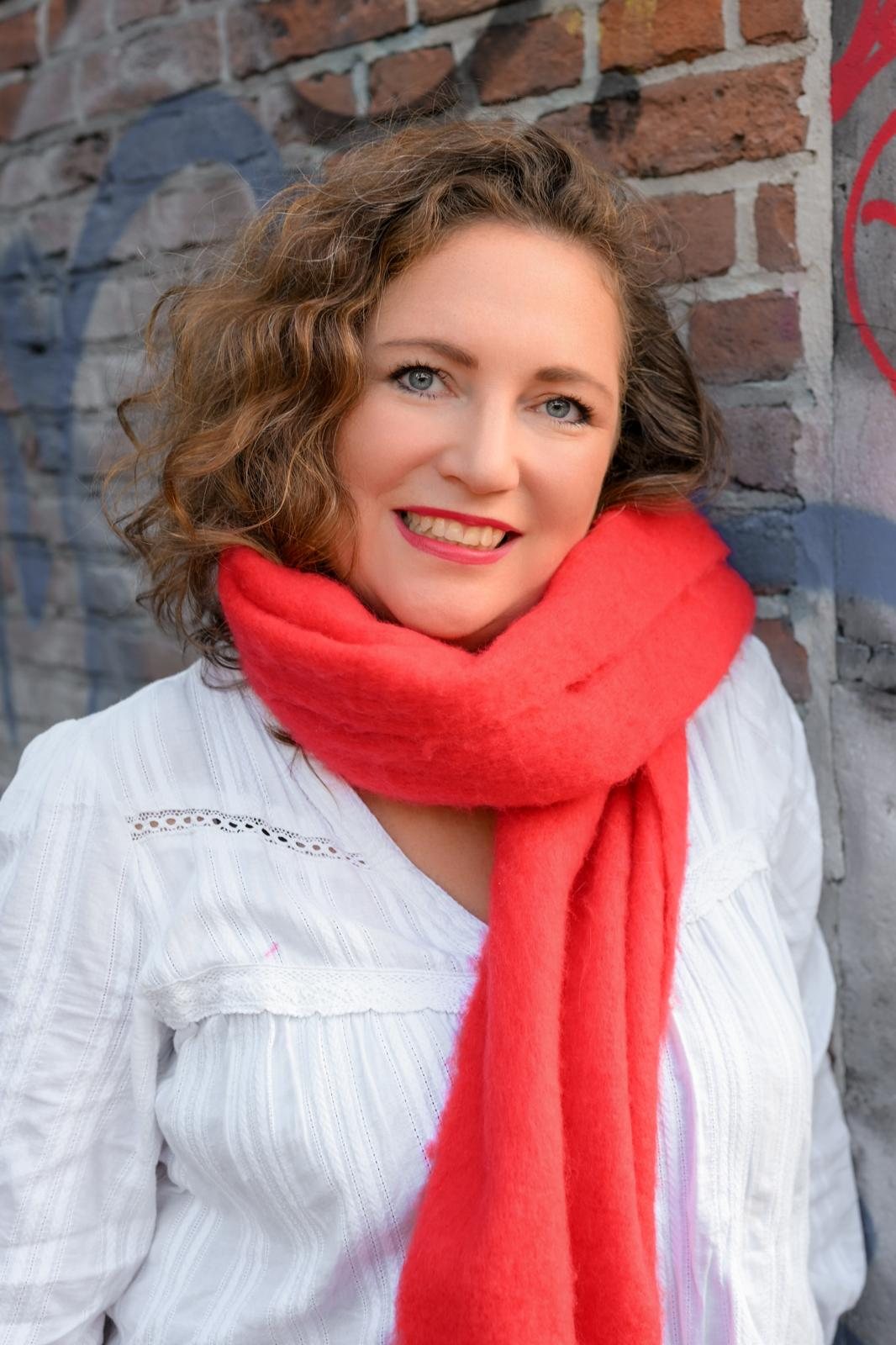 Maartje Schenkels voor een Amsterdamse bakstenen muur